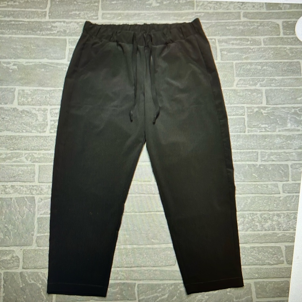 Under Armour Athletic Pants Loose fit lightweight pants woven Ankle Crop Size M